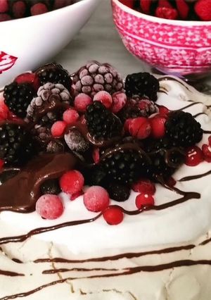 Φωτογραφία της συνταγής Pavlova με σοκολατόμελο και κόκκινα φρούτα