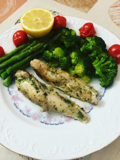 Una foto de Cola de rape a la plancha con brócoli espárragos y tomate Cherry en Lékué
