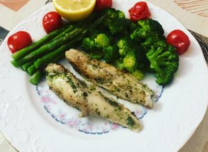 Foto principal de Cola de rape a la plancha con brócoli espárragos y tomate Cherry en Lékué