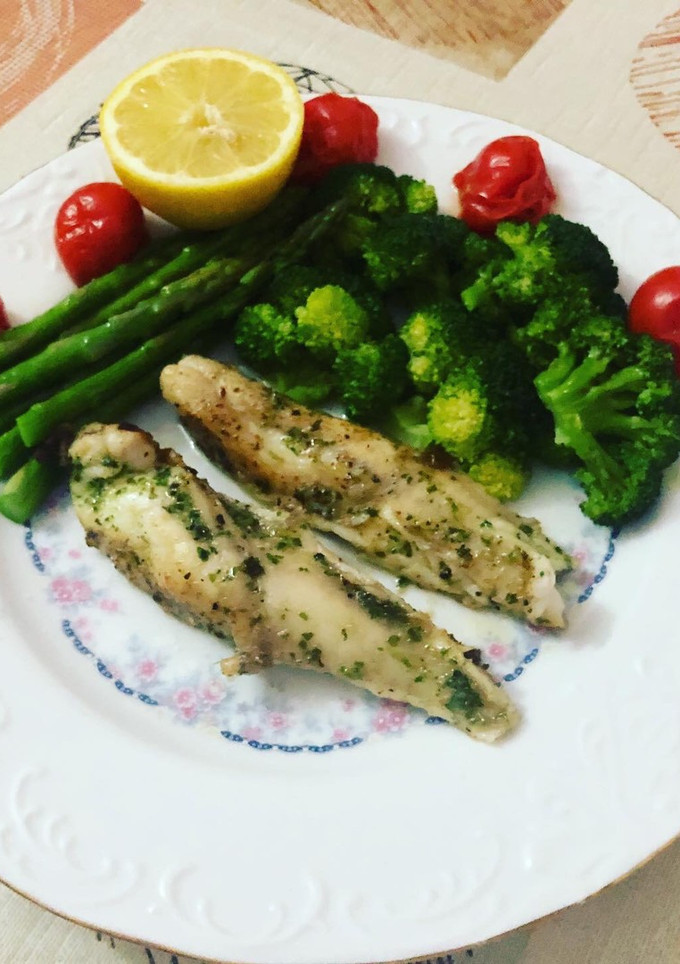 Una foto de Cola de rape a la plancha con brócoli espárragos y tomate Cherry en Lékué