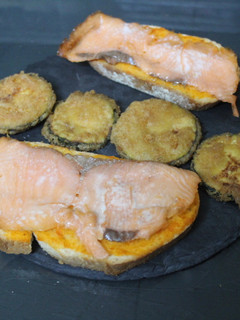 Una foto de Salmón ahumado con calabacín rebozado