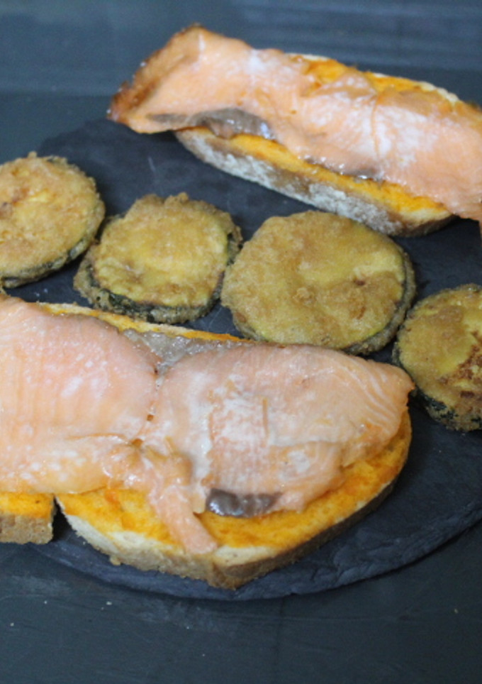 Una foto de Salmón ahumado con calabacín rebozado
