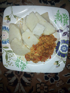 A picture of Boiled Yam and egg sauce.