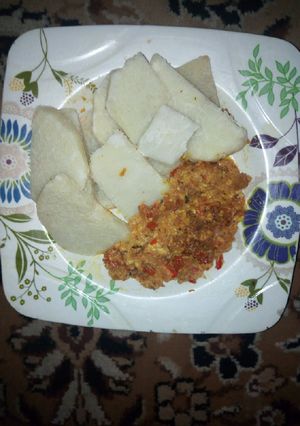 A picture of Boiled Yam and egg sauce.