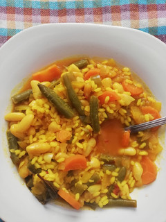 Una foto de Alubias blancas con arroz y judías verdes