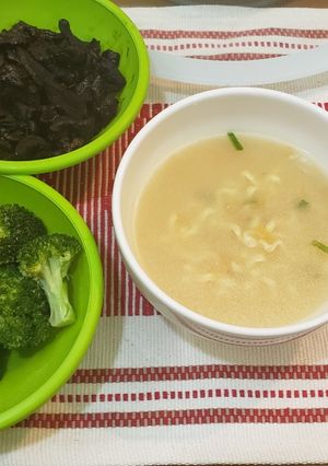Foto de Lamén caseiro com brócolis e funghi secchi na manteiga