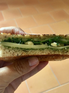 Una foto de Sandwich tostado de queso y pesto