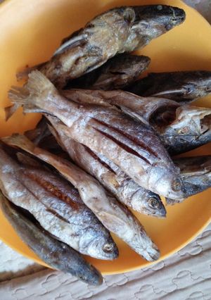 A picture of Dip fried small fish.