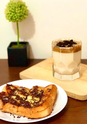Foto resep Roti Bakar Cokelat dan Oreo Dalgona Coffee