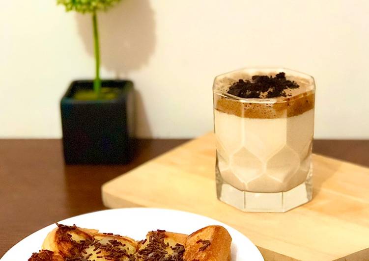 Roti Bakar Cokelat dan Oreo Dalgona Coffee