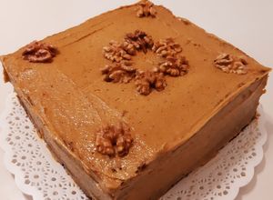 Una foto de Torta deleite de chocolate, moka y corazón de nueces 🍩