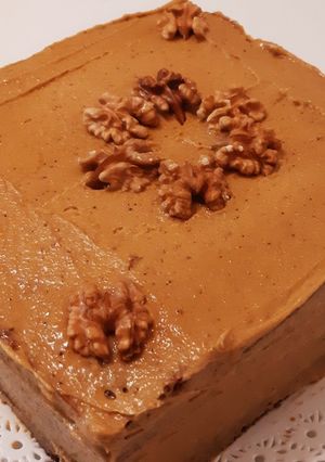 Una foto de Torta deleite de chocolate, moka y corazón de nueces 🍩