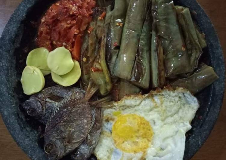 Penyet terong sambal mentah