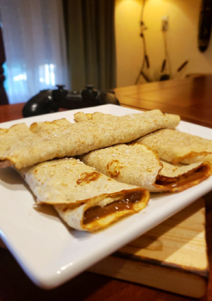 Una foto de Panqueques de coco rellenos de dulce de leche💣