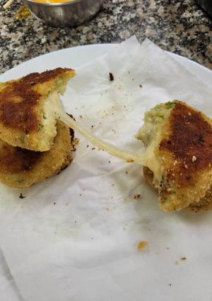A picture of Cheesy Potato Cutlets.