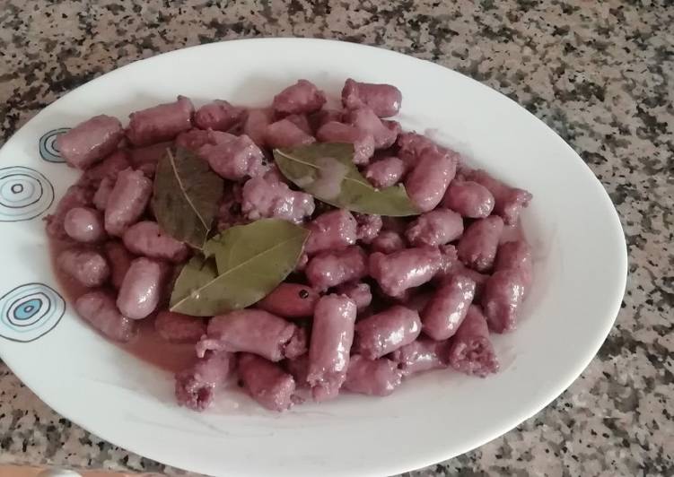 Salchichas al vino tinto