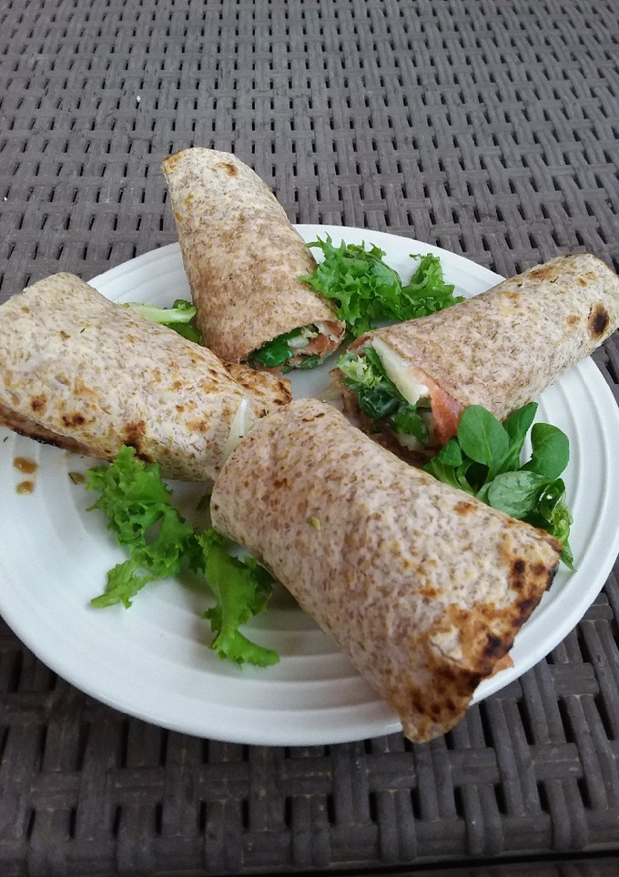 Una foto de 🌯Fajitas de salmón ahumado🚬 con salsa de yogur🥛