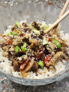Una foto de Wok de vegetales con carne y arroz integral 🍚