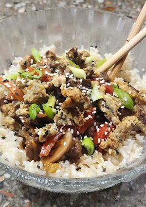 Una foto de Wok de vegetales con carne y arroz integral 🍚