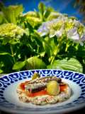 Tosta de sardinillas con mermelada dulce de tomate y alcaparrones