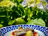 Tosta de sardinillas con mermelada dulce de tomate y alcaparrones