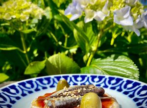 Una foto de Tosta de sardinillas con mermelada dulce de tomate y alcaparrones