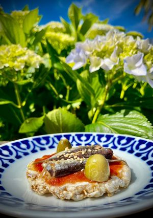 Foto principal de Tosta de sardinillas con mermelada dulce de tomate y alcaparrones