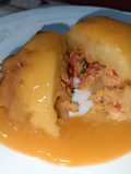 Bomba de patata rellena, con suquet de langostinos