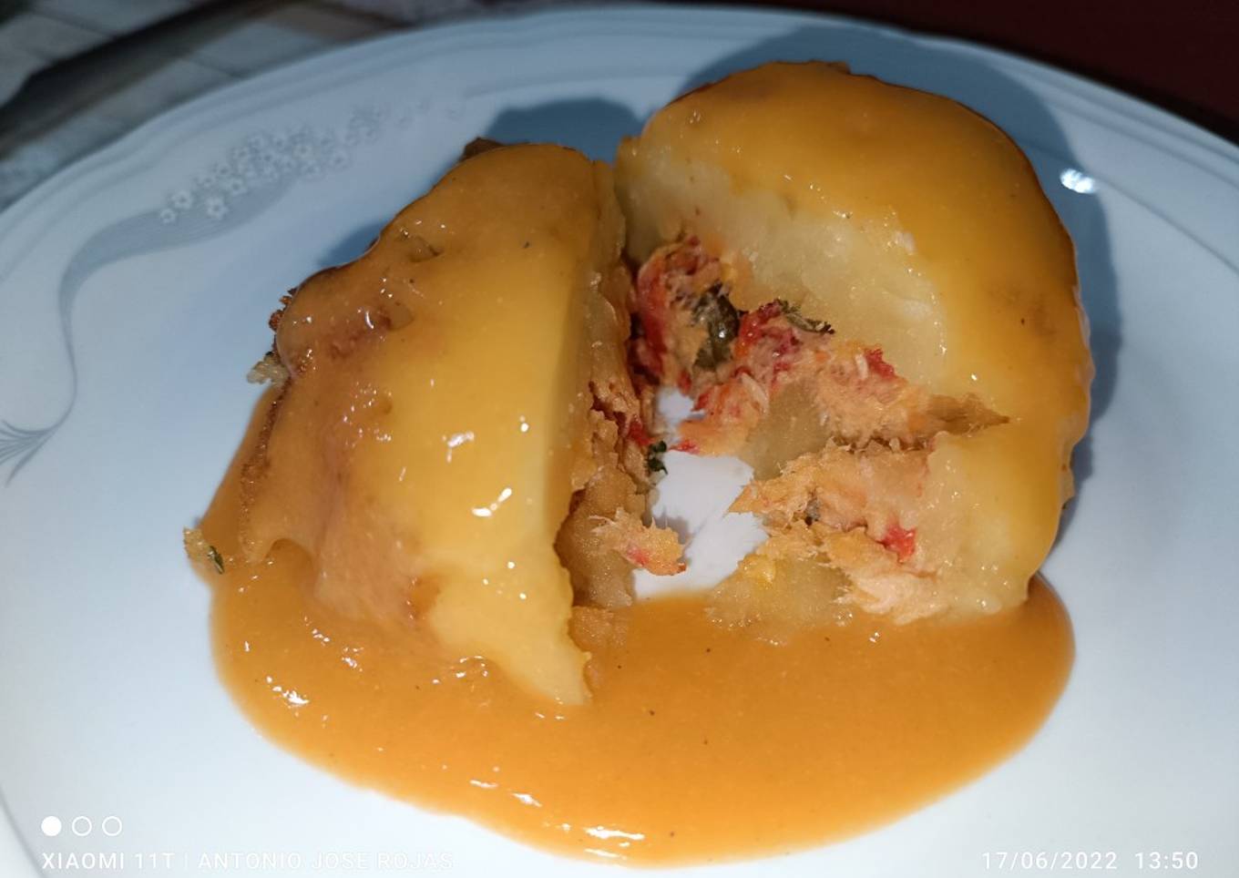 Bomba de patata rellena, con crema de langostinos