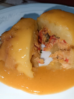 Una foto de Bomba de patata rellena, con suquet de langostinos