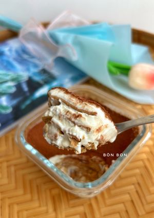 Hình của món Tiramisu với bánh quy Coffee Joy và sữa chua.