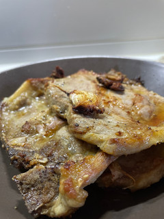 Una foto de Chuletas al ajo quemado