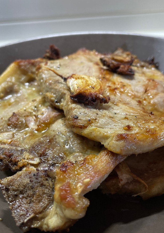 Una foto de Chuletas al ajo quemado