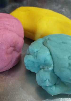 Una foto de Plastimasa o plastilina casera no tóxica. Con cocción