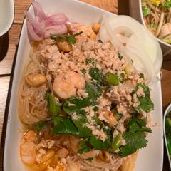 A picture of Spicy glass noodles with prawns.