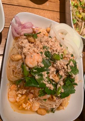 A picture of Spicy glass noodles with prawns.