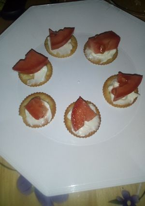Una foto de Ckackers con tomate