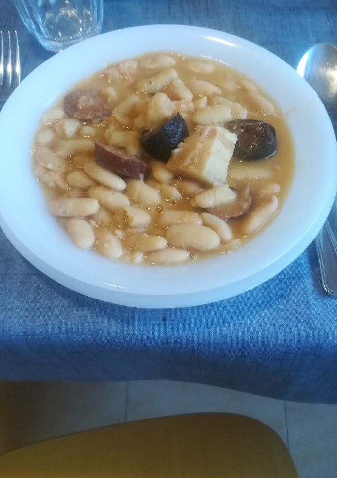 Una foto de Fabada asturiana
