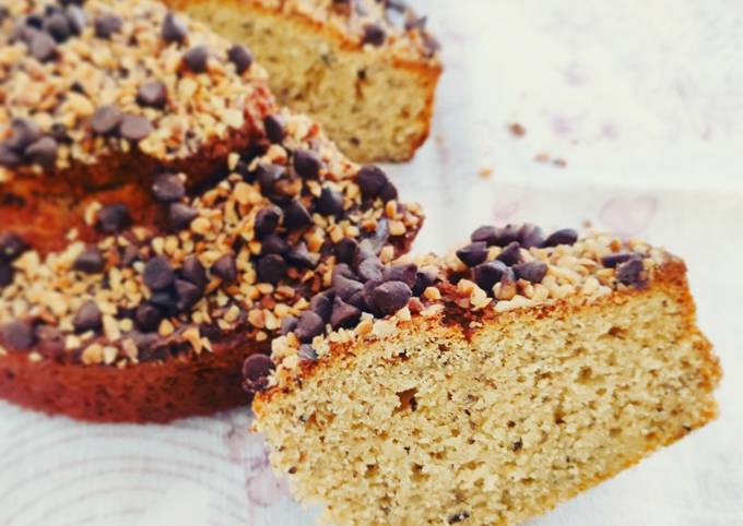 Torta alle nocciole con granella e gocce di cioccolato fondente