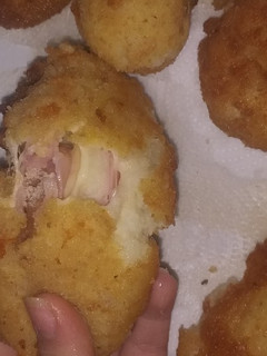 Una foto de Bastoncitos/bombas de papa rellenas de jamón y queso