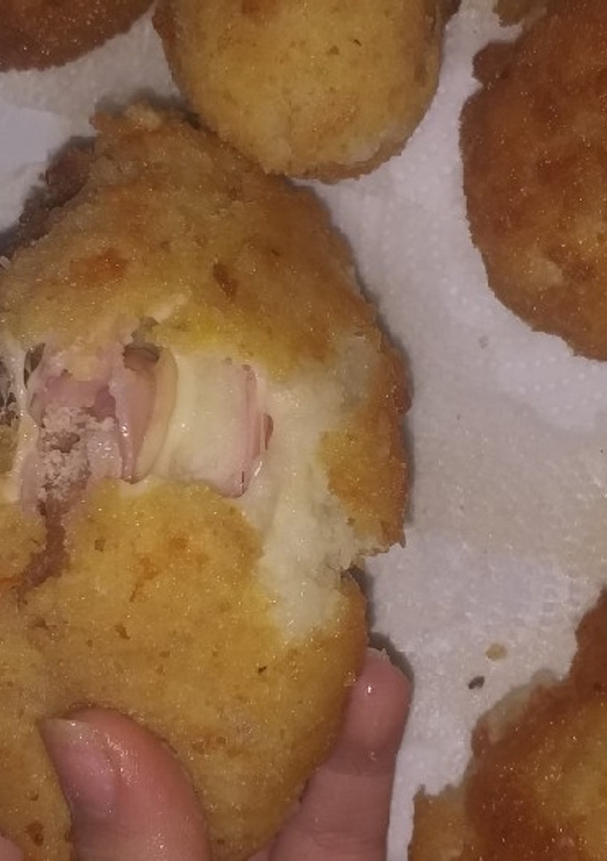 Una foto de Bastoncitos/bombas de papa rellenas de jamón y queso