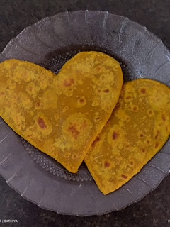 ஹார்ட் வாழைப்பழ போளி(heart shape banana poli recipe in tamil) செய்முறை முக்கிய புகைப்படம்