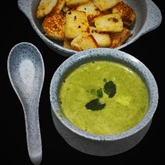 A picture of Cucumber and Spinach creamy soup.