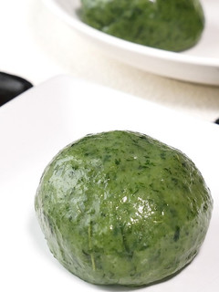 A picture of Yomogi Mochi (Kusa Mochi) Made with Freshly Picked Yomogi.