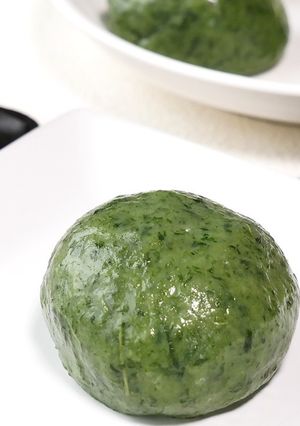 A picture of Yomogi Mochi (Kusa Mochi) Made with Freshly Picked Yomogi.