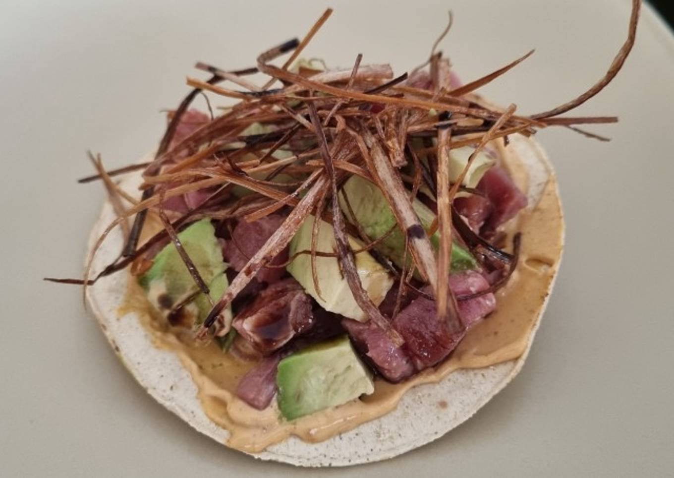 Tostada de atún con balsámico