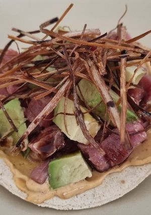 Una foto de Tostada de atún con balsámico