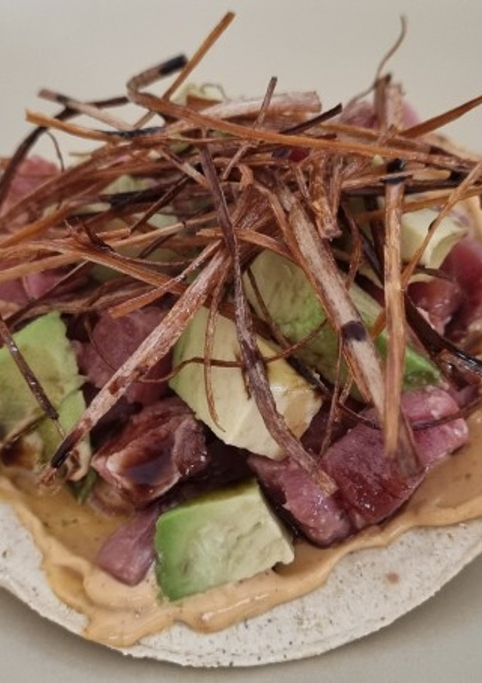 Una foto de Tostada de atún con balsámico