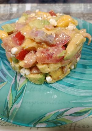 Una foto de Timbal de aguacate, mango, tomate y salmón