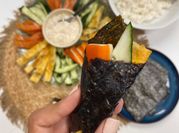 Una foto de sushi de pepino